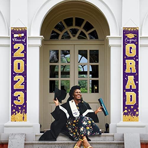 Decorações de festa de formatura Purple Gold Porch Sign Banner Class de 2023 Parabéns graduados que estamos muito orgulhosos de você pendurar bandeira para a sala de aula da faculdade Parabéns Welcome Decor Door Decor