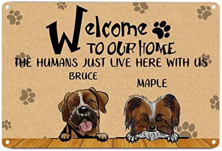 Alioyoit engraçado cão metal placa placa cães personalizados nome bem -vindo à nossa casa Os humanos aqui conosco cabide de porta