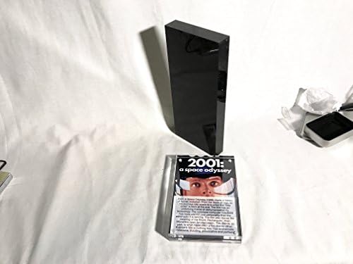 2001: uma odisseia espacial, monólito alienígena preto/obelisco com placa de exibição