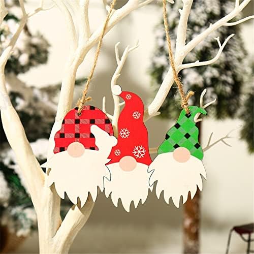 Bolas de Natal em uma árvore de Natal Pendurando pingentes de pelúcia adequados para decorações de festas em família de