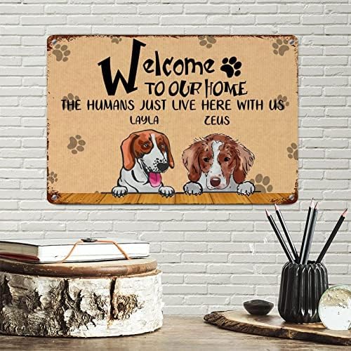 Alioyoit Cães personalizados Nome bem -vindo à nossa casa Os humanos aqui conosco, engraçado, sinal de cão de metal placa
