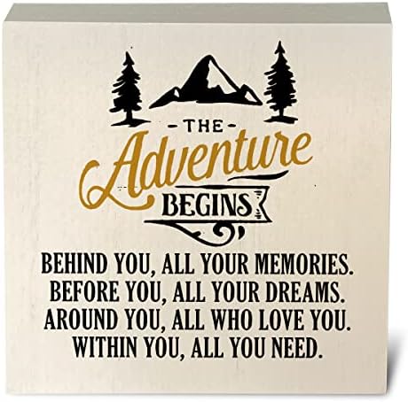 Country Inspirational The Adventure Begins Arte Caixa de madeira SIGN Rustic Farmhouse Tema de formatura Placa de bloco de madeira 5 x 5 polegadas Decoração de sinal de mesa para presentes