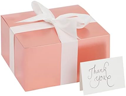 Pálogo mais caixas de presente de ouro rosa com tampas, fita e cartões brancos em branco