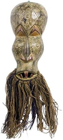 Novica Máscara de parede de madeira africana esculpida à mão com detalhes em latão e barba de juta, curandeiro obo-adaka '