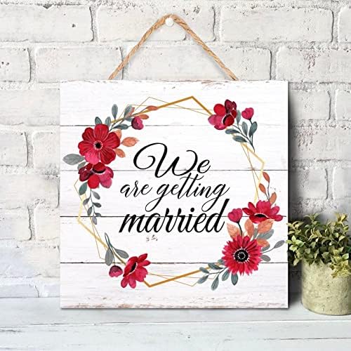 Estamos nos casando, sinal de madeira 12x12in Watercolor Floral Greath pendure Wooden Sign de presente para presente de casamento