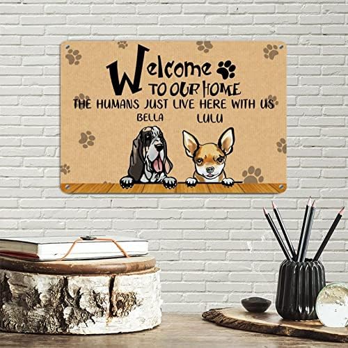 Alioyoit Cães personalizados Nome bem -vindo à nossa casa Os humanos aqui conosco cão engraçado Metal Tin Sign Metal Poster